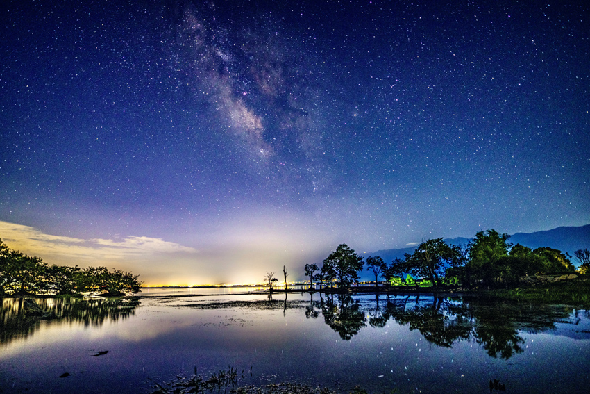 Langit berbintang yang dirakam di Tasik Erhai, daerah autonomi Dali, provinsi Yunnan. (Foto/Wang Xuguang)