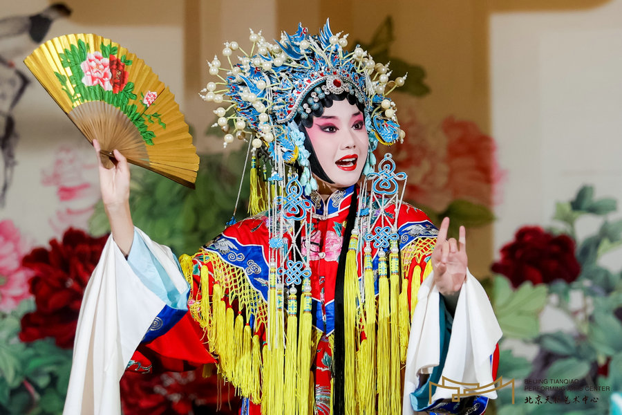 Seorang pelakon Opera Peking membuat persembahan di Pusat Seni Persembahan Tianqiao pada 21 Oktober. (foto/China Daily)