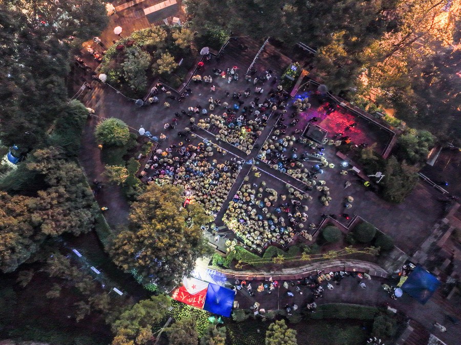 Foto udara ini yang diambil pada 13 Oktober 2023 menunjukkan tapak konsert tepi jalan di Pavilion Wenchang di Guiyang, provinsi Guizhou di barat daya China. (Xinhua/Ou Dongqu)