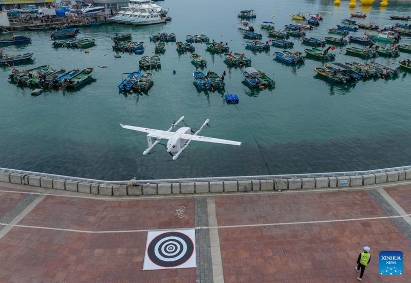 Dalam foto ini, sebuah dron membawa makanan laut berlepas dari Jeti Nan’ao Shuangyong di Shenzhen, provinsi Guangdong, selatan China, 5 Februari 2024. (Xinhua/Mao Siqian)