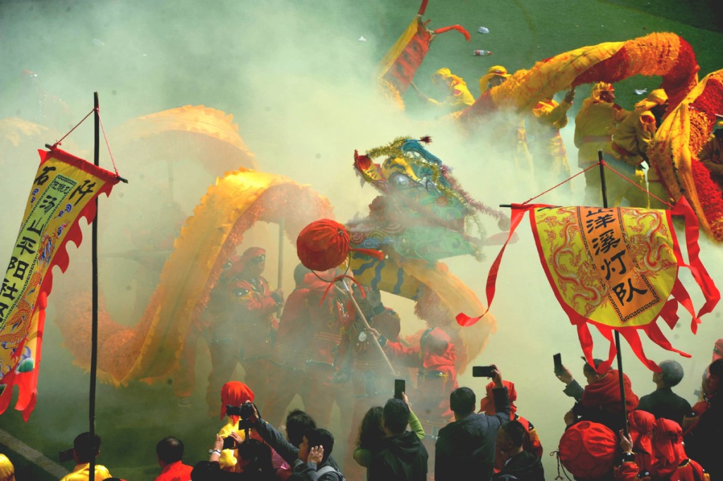 Orang ramai mempersembahkan tarian naga di Stadium Kaunti Shiqian Tongren, provinsi Guizhou, 20 Februari 2024. (Foto/Xinhua)