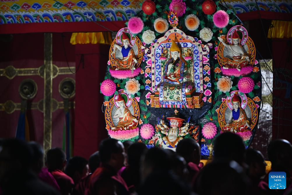 Arca mentega yang dibuat oleh penganut Buddha dipamerkan di Biara Labrang, kaunti Xiahe, provinsi Gansu, barat laut China, 24 Februari 2024. (Xinhua/Chen Bin)