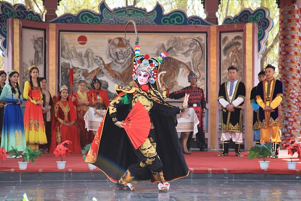 Persembahan Budaya Tradisional Etnik Uygur di Hami