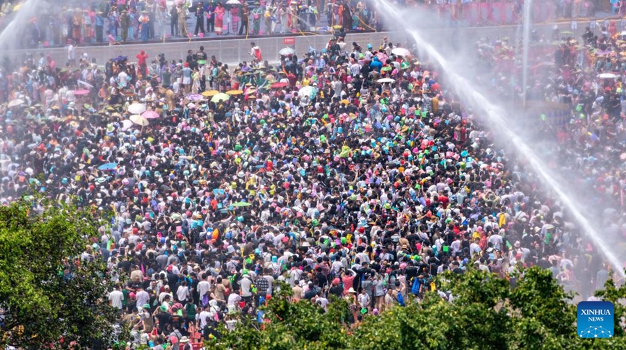 Orang Ramai Sambut Pesta Songkran di Yunnan