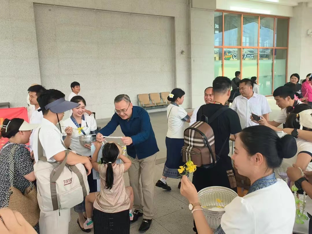 Zhang Sheping, konsul general China di Luang Prabang menghadiri upacara tempatan sempena ulang tahun pertama pada 13 April. (Foto China Daily)