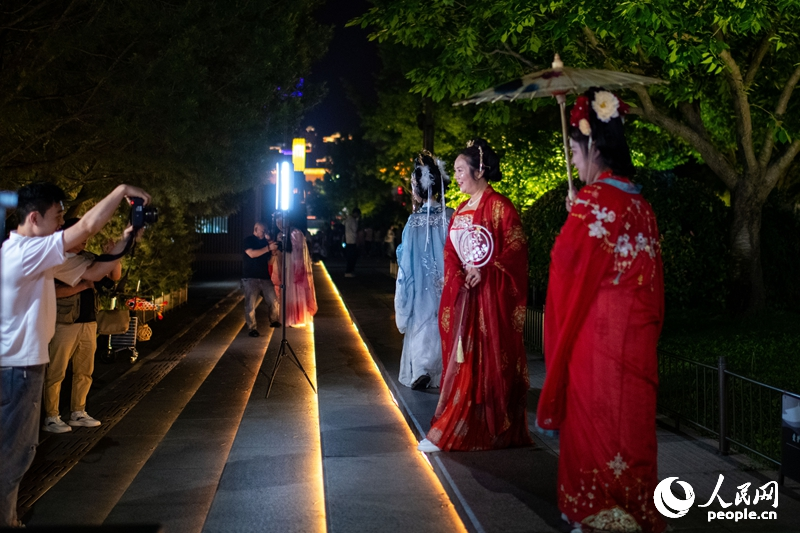 Pelancong yang berpakaian Hanfu, pakaian tradisional etnik Han, dan pakaian Dinasti Tang (618-907), bergambar di bandar Datang Everbright, sebuah mercu tanda pelancongan di Xi'an, ibu kota provinsi Shaanxi, di barat laut China. (People’s Daily Online/Weng Qiyu)