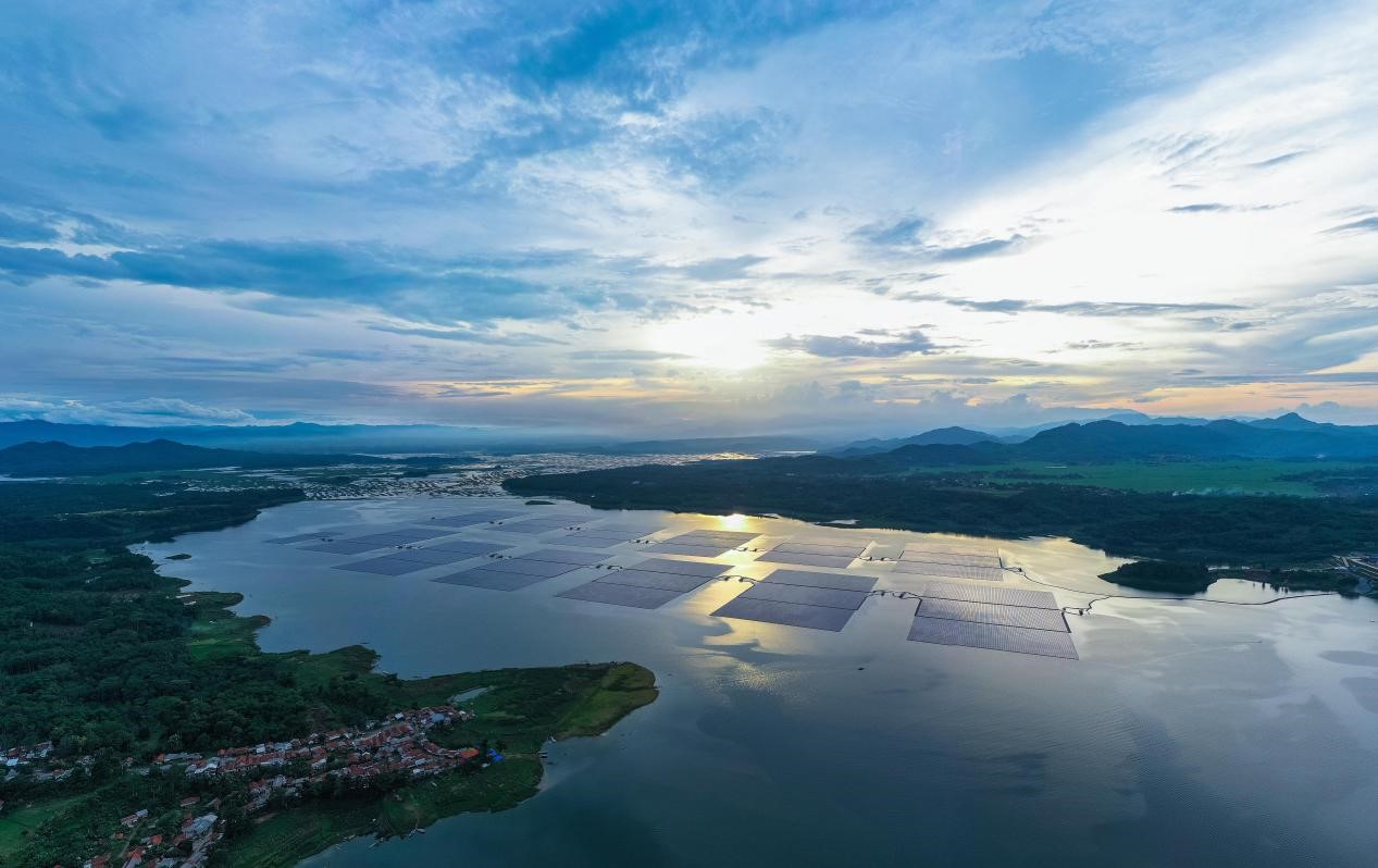 Foto ini menunjukkan loji suria terapung Cirata di Indonesia. (Foto/Zhang Yizhou)