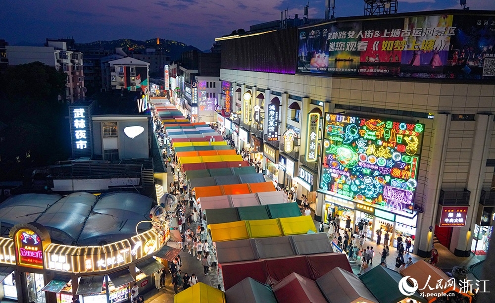 Foto menunjukkan seluruh tapak pasar malam Wulin yang terletak di Hangzhou, provinsi Zhejiang, timur China, pada 24 Mei 2024. (People’s Daily Online/Zhang Yongtao)