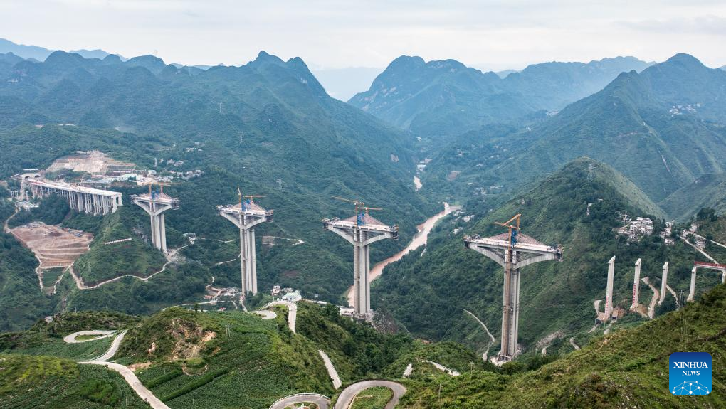 Foto dron bertarikh 17 Jun 2024 ini menunjukkan tapak pembinaan jambatan besar Liuzhi di Lebuh Raya Nayong-Qinglong di Liupanshui, provinsi Guizhou, barat daya China. Jambatan tersebut merentang sepanjang 2,023.5 meter. (Xinhua/Tao Liang)