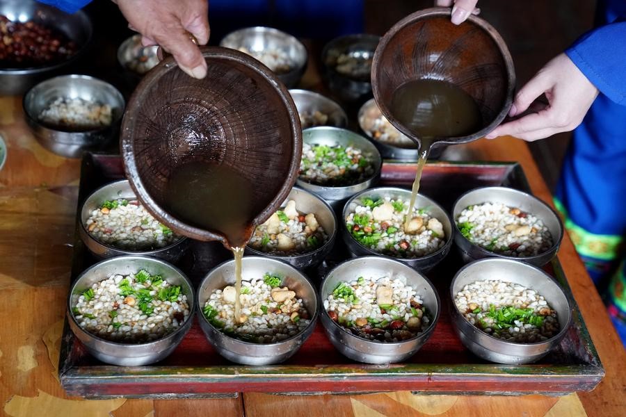 Penduduk kampung menyediakan teh minyak untuk tetamu di Kampung Bunong di Weijiang,  Kaunti Longsheng, Wilayah Autonomi Guangxi Zhuang, selatan China, 26 Jun 2024. (Xinhua/Zhan Yan)