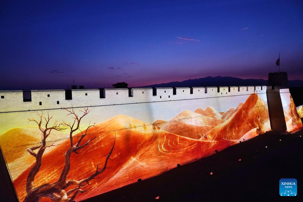 Foto bertarikh 14 Julai 2024 ini memaparkan tembok kota purba yang menyerlah pada waktu malam di kawasan pemandangan Lintasan Jiayu di bandar Jiayuguan, provinsi Gansu, barat laut China. (Xinhua/Ma Ning)