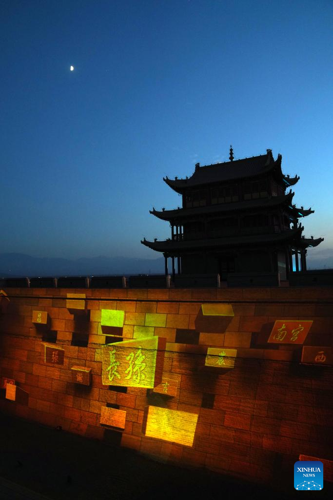 Foto bertarikh 14 Julai 2024 ini memaparkan tembok kota purba yang menyerlah pada waktu malam di kawasan pemandangan Lintasan Jiayu di bandar Jiayuguan, provinsi Gansu, barat laut China. (Xinhua/Ma Ning)