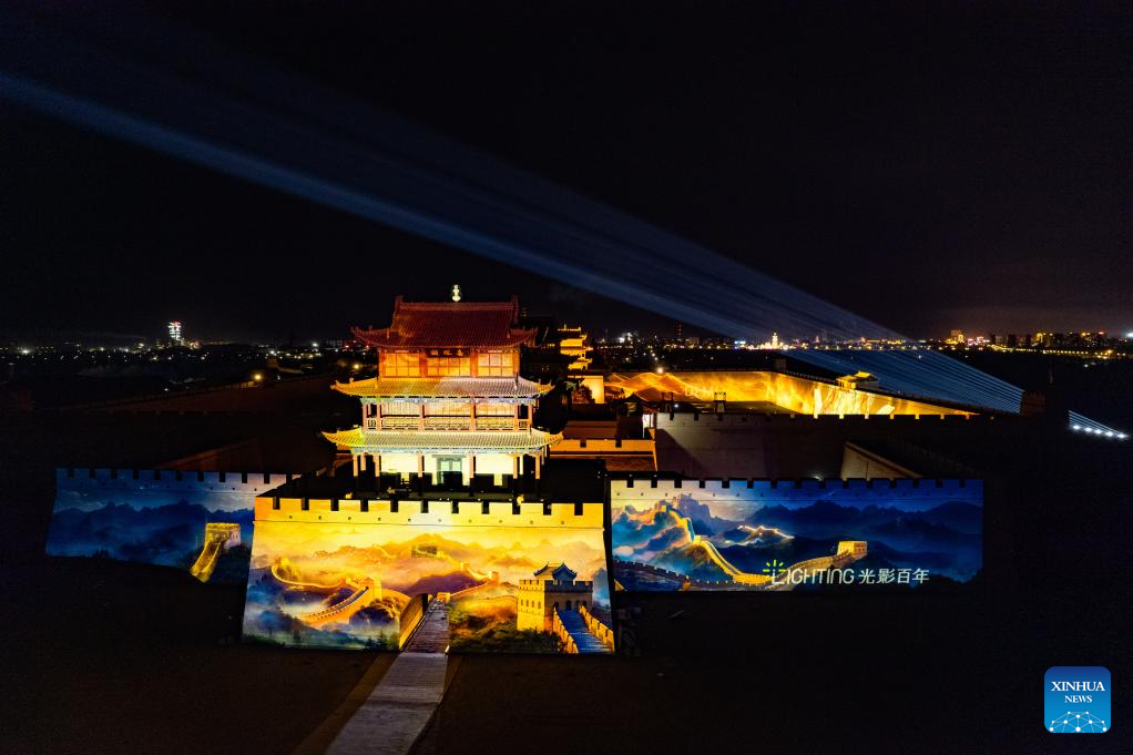 Foto yang diambil menggunakan dron pada 14 Julai 2024 ini memaparkan tembok kota purba yang menyerlah pada waktu malam di kawasan pemandangan Lintasan Jiayu di bandar Jiayuguan, provinsi Gansu, barat laut China. (Xinhua/Lang Bingbing)