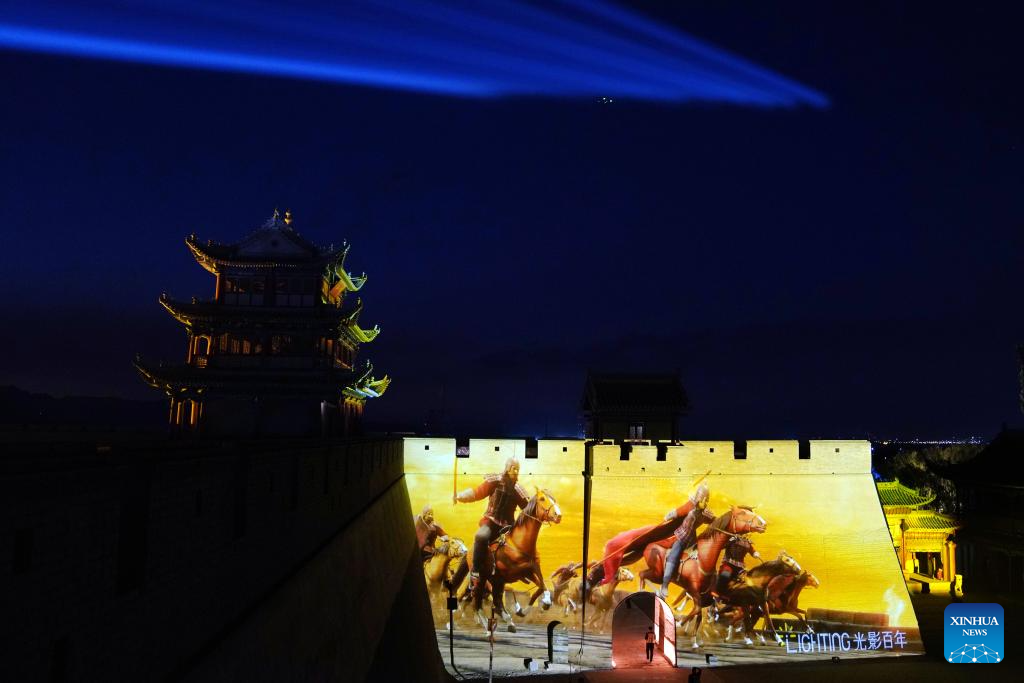 Foto yang diambil pada 14 Julai 2024 ini memaparkan pemandangan waktu malam di kawasan pemandangan Lintasan Jiayu di bandar Jiayuguan, provinsi Gansu, barat laut China. (Xinhua/Ma Ning)