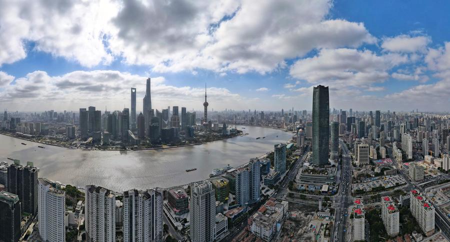 Foto panorama sudut udara bertarikh 10 Januari 2023 ini menunjukkan pemandangan kawasan Lujiazui di Zon Perdagangan Bebas Rintis (Shanghai) China. (Foto Xinhua/Fang Zhe)