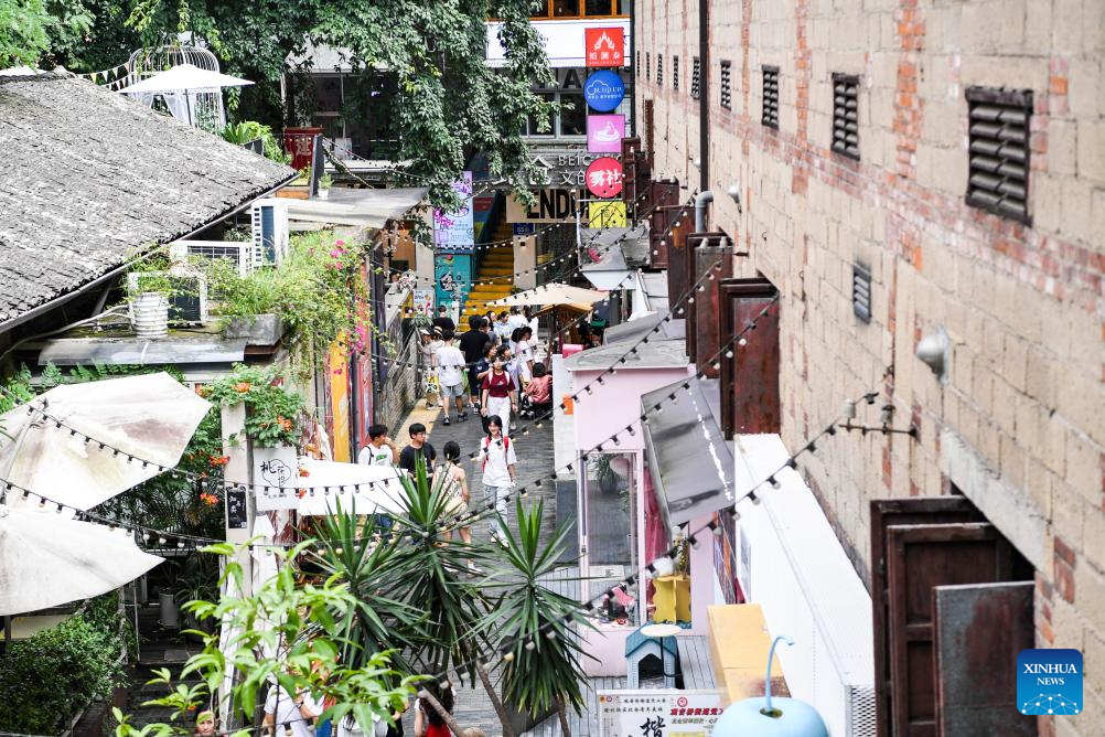 Pelancong melawat Jalan Kreatif dan Budaya Beicang di Daerah Jiangbei, di Chongqing, barat daya China pada 15 Julai 2024. (Xinhua/Wang Quanchao)