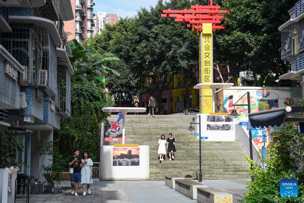 Para pelancong melawat kejiranan Taping di Daerah Jiangbei, di Chongqing, barat daya China pada 15 Julai 2024. (Xinhua/Wang Quanchao)