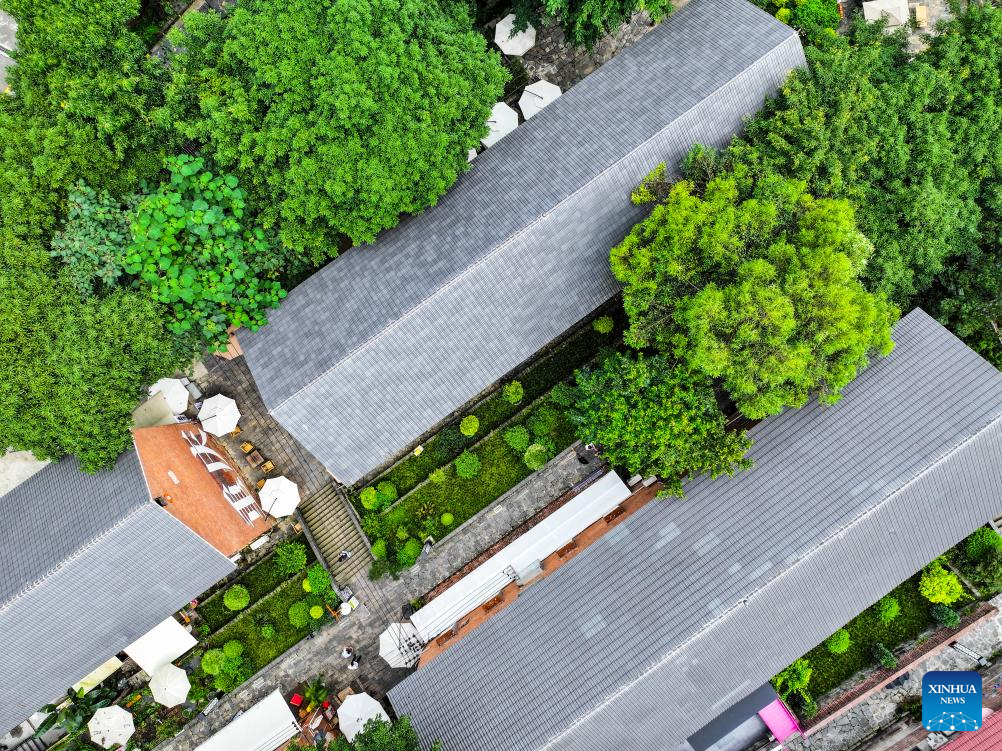 Foto yang diambil menggunakan dron pada 15 Julai 2024 ini memaparkan perkampungan kerjasama Lorong Yinghua – komuniti antarabangsa belia di Daerah Jiangbei, di Chongqing, barat daya China.  (Xinhua/Wang Quanchao)