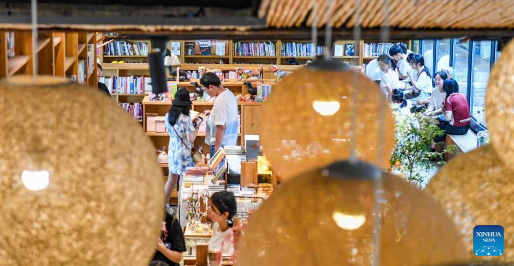 Pelancong membeli-belah di Jalan Kreatif dan Budaya Beicang di Daerah Jiangbei, di Chongqing, barat daya China pada 15 Julai 2024. (Xinhua/Wang Quanchao)