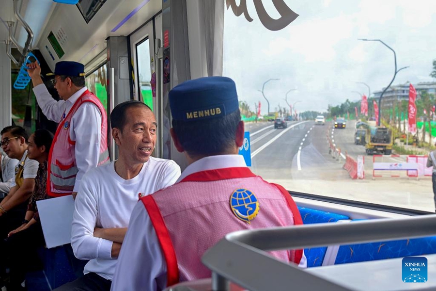 Presiden Indonesia, Joko Widodo (dua dari kanan) pada Selasa mencuba sistem Transit Aliran Rel Autonomi (ART) yang dibangunkan oleh China di Nusantara, ibu negara baharu Indonesia. (Muchlis Jr/Biro Wartawan Presiden/Edaran melalui Xinhua)