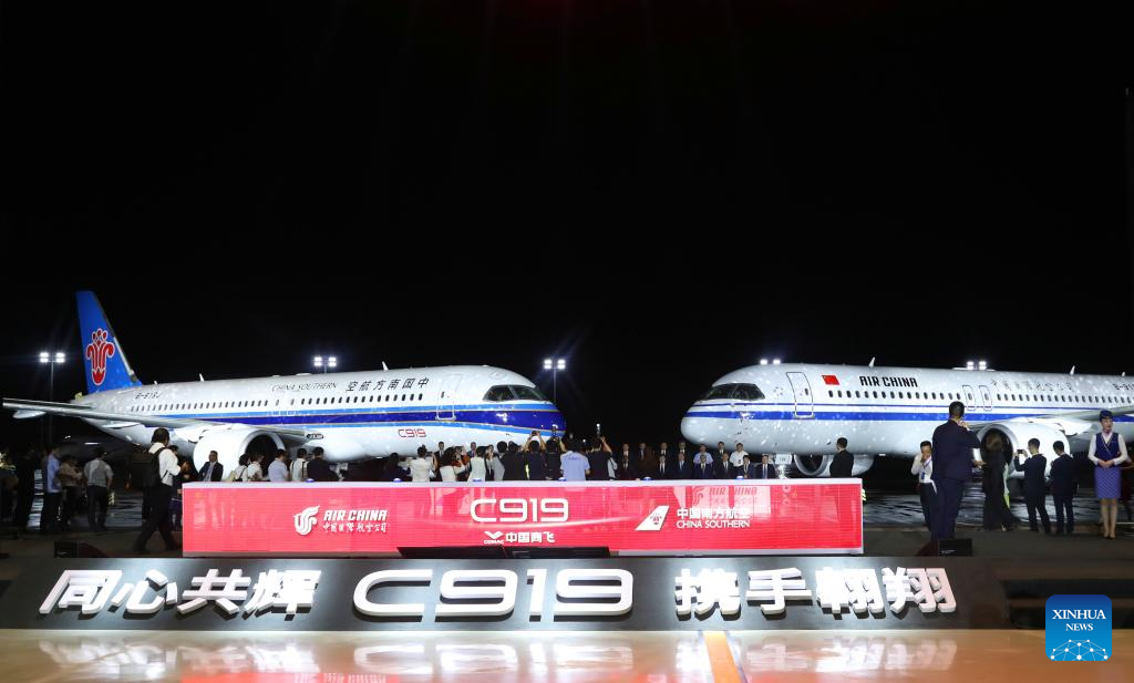 Foto diambil semasa upacara penyerahan pesawat penumpang China C919 oleh Commercial Aircraft Corporation of China (COMAC) kepada dua syarikat penerbangan utama di China iaitu Air China dan China Southern Airlines di pusat pusat pembuatan COMAC di Shanghai, timur China, pada 28 Ogos 2024. (Xinhua/Fang Zhe)