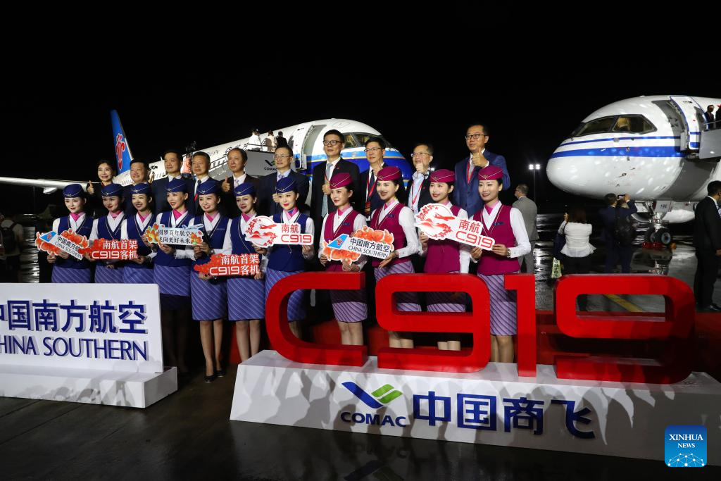 Foto berkumpulan semasa upacara penyerahan pesawat penumpang China C919 oleh Commercial Aircraft Corporation of China (COMAC) kepada dua syarikat penerbangan utama di China iaitu Air China dan China Southern Airlines di pusat pusat pembuatan COMAC di Shanghai, timur China, pada 28 Ogos 2024. (Xinhua/Fang Zhe)