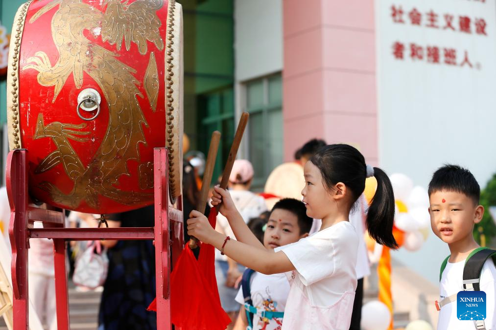 Pelajar memukul dram di sebuah sekolah rendah di Qingdao, Provinsi Shandong, timur China pada 1 September 2024. (Foto Liang Xiaopeng/Xinhua)