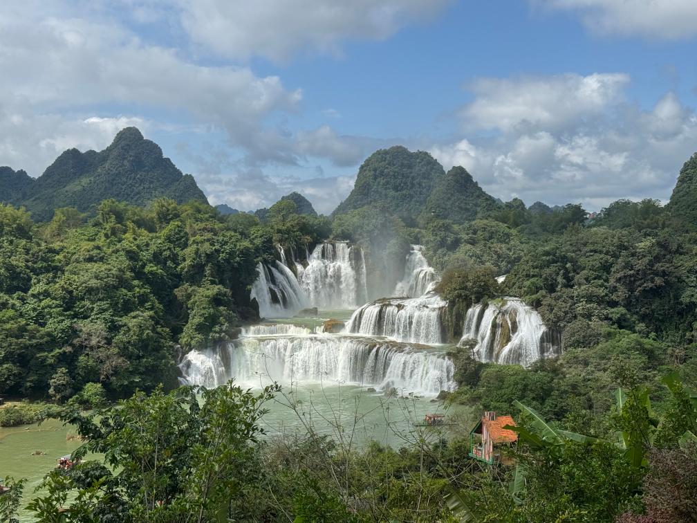 Foto ini memperlihatkan pemandangan Air Terjun Detian pada 15 Oktober. (Xinhua/Yu Jiaming)