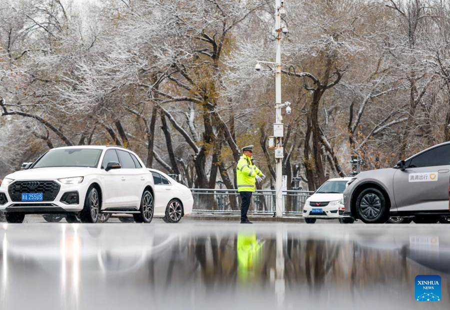 Seorang anggota polis trafik sedang bertugas di Urumqi. (Xinhua/Wang Fei)