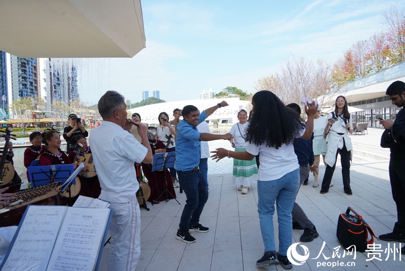 Kumpulan muzik tempatan membuat persembahan. (People’s Daily Online/Yang Qian)