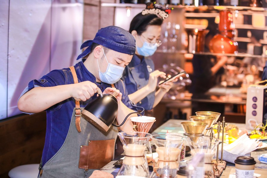 Pembuat kopi di kedai kopi di Beijing membuat kopi herba. (Foto/Xinhua)