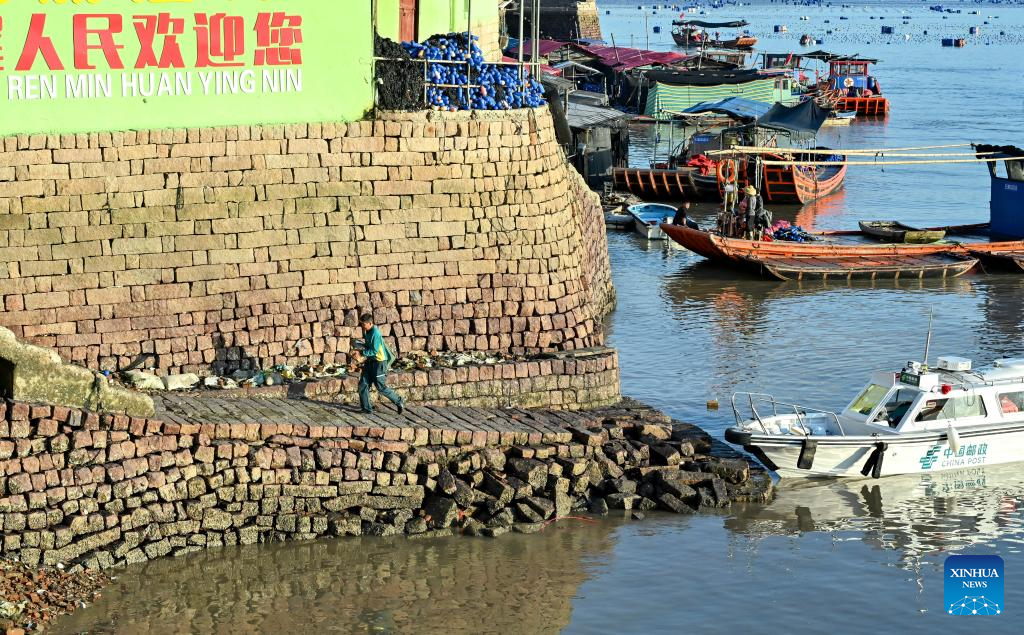 Foto Shi Jinquan sedang menghantar bungkusan di sebuah dok di Kampung Xiadangwei, Pekan Sandu, Bandar Ningde, Provinsi Fujian, tenggara China pada 2 Disember 2024. (Xinhua/Zhang Cheng)