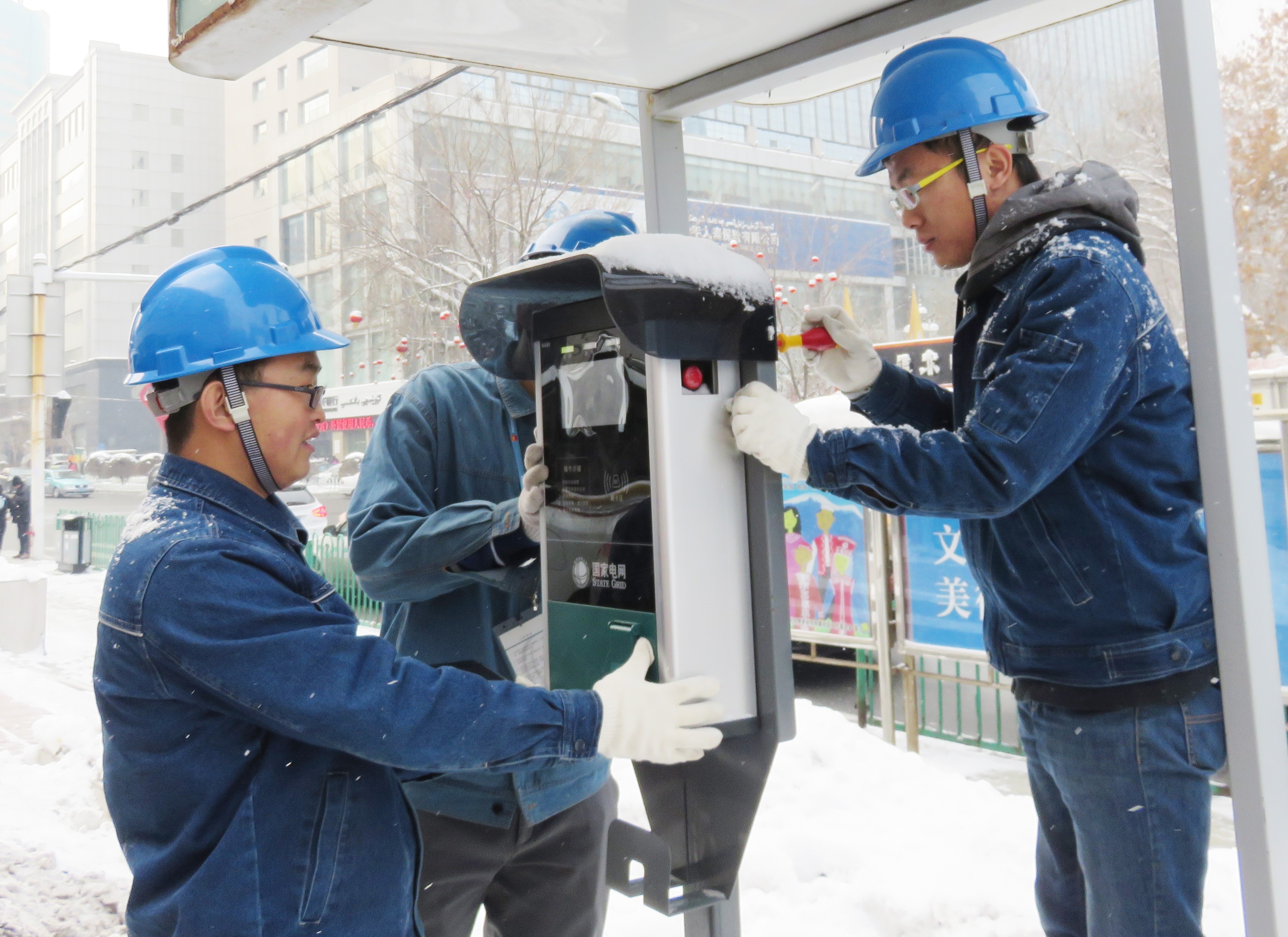 Petugas Syarikat Bekalan Tenaga Urumqi Grid Kebangsaan sedang memeriksa cerucuk pengecas NEV pada 1 Disember 2024. (Foto oleh Wang Jinkui)