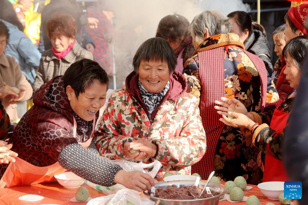 Penduduk kampung membuat ladu beras pulut. (Foto/Xie Shangguo)