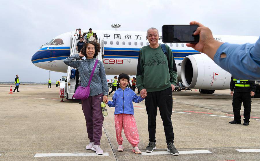 Penumpang bergambar di hadapan pesawat C919 setibanya di Lapangan Terbang Antarabangsa Meilan Haikou di Provinsi Hainan, selatan China pada 11 Disember 2024. (Xinhua/Yang Guanyu)